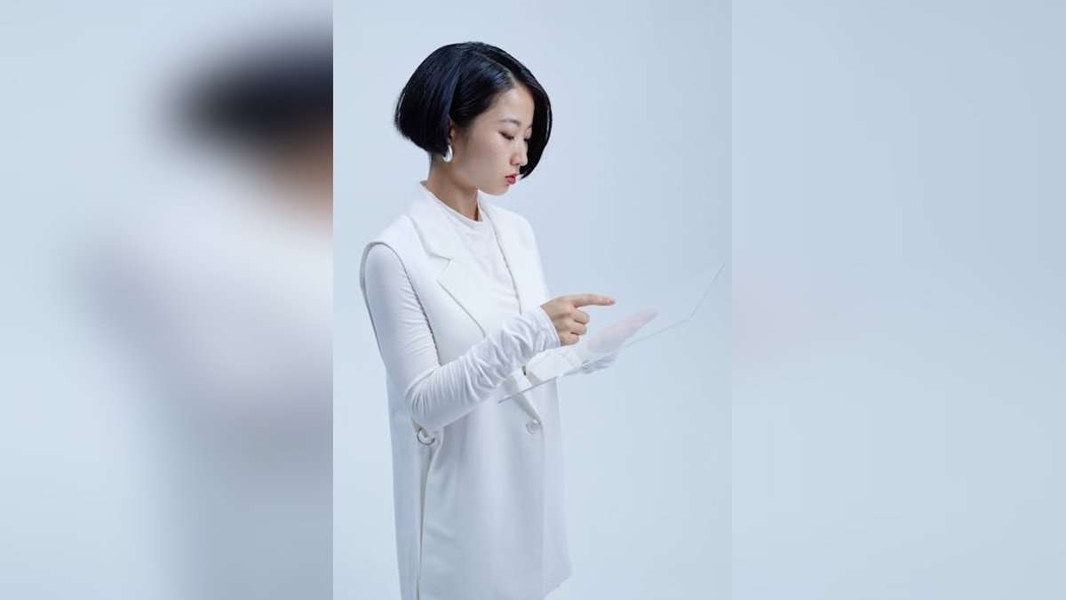 Beauty Tech 2026: Smart Mirrors, Skin